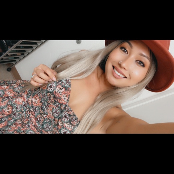 Meet your Posher, Kristin - Picture 1 of 2